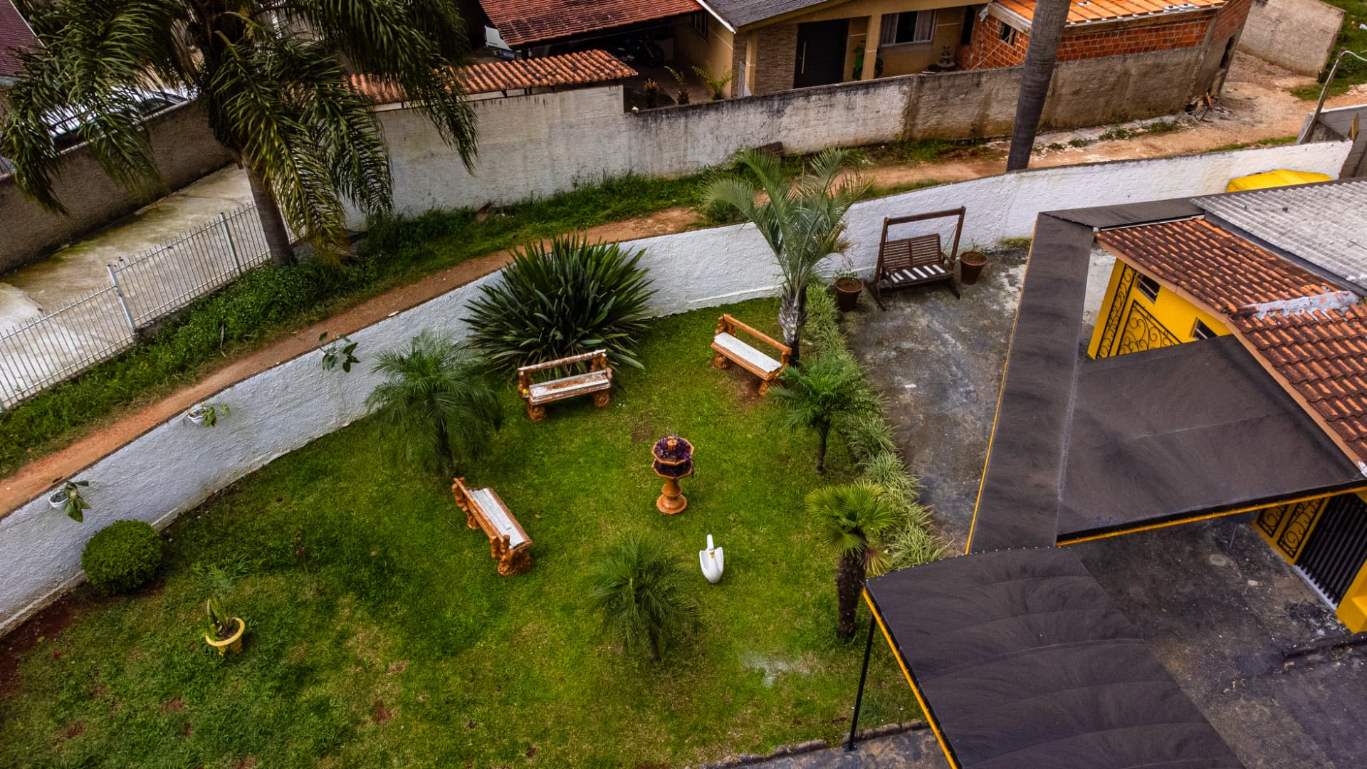 Vista aérea do jardim com bancos e balanço
