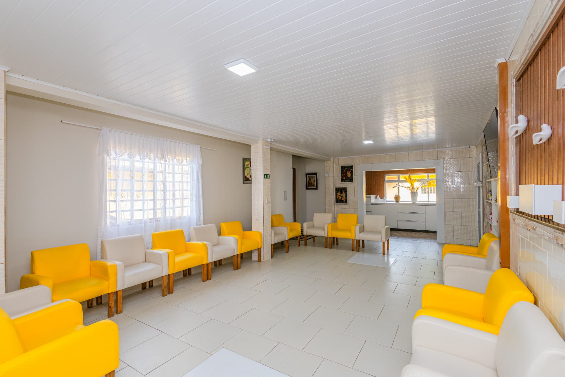 Sala de convivência com poltronas dispostas para conversar
